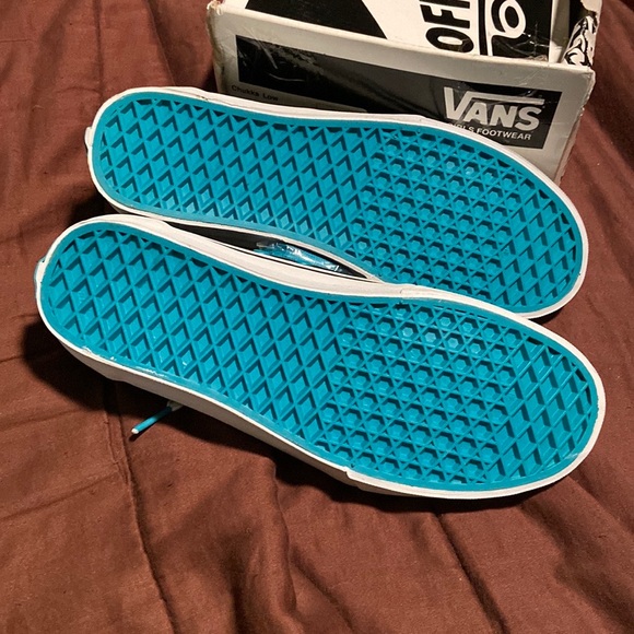 Women’s Vans Brand Laced Tennis Shoes.  NWT! - Picture 14 of 16